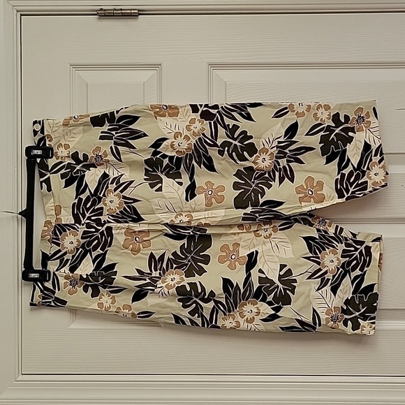 Briggs Women's Floral Cropped Pants - Picture 1 of 13